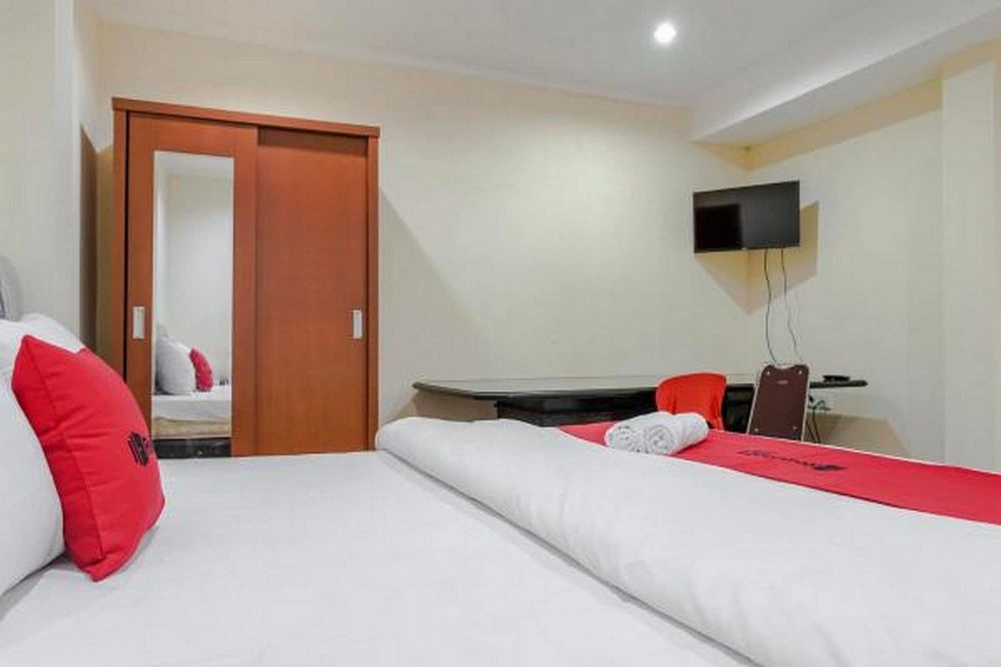 Reddoorz @ Jalan Biak Roxy Jakarta Buitenkant foto