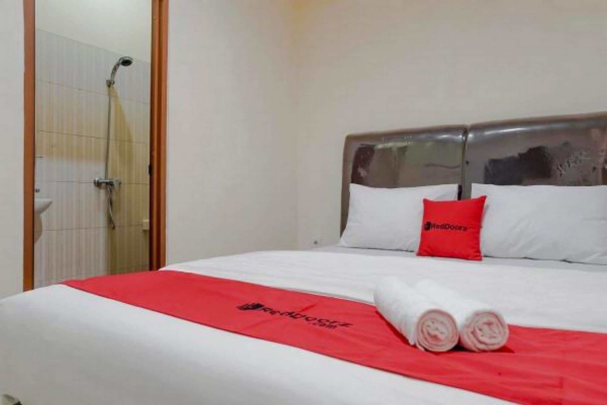 Reddoorz @ Jalan Biak Roxy Jakarta Buitenkant foto